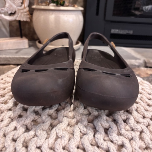 EUC Crocs Women's Jayna Slingback Ballet Flats SZ 8 w/ Flower Charm Gray Brown - Picture 2 of 11